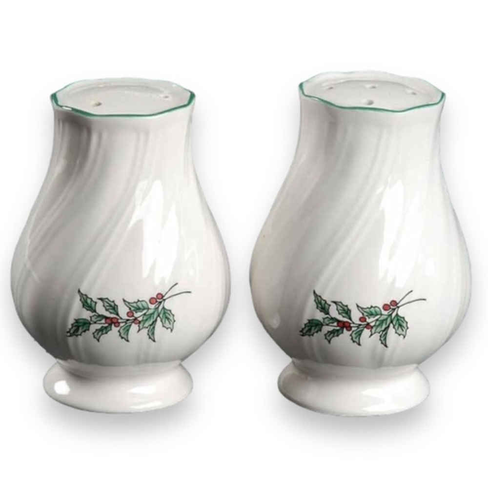 Nikko ceramics vintage happy Christmas holidays salt and pepper shaker set.